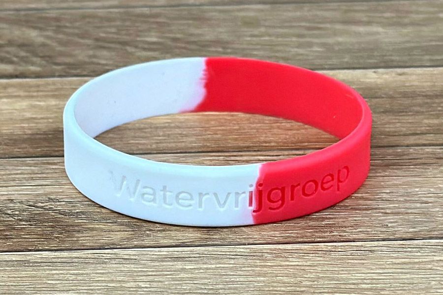 siliconen polsbandjes bestaande uit 2 kleuren wit en rood, met diepliggende druk